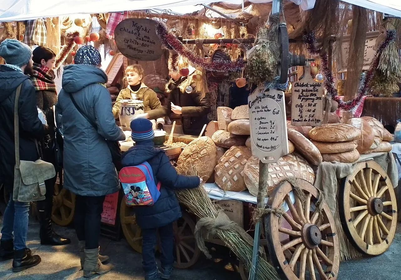 A bread stall on a wooden cart at the Gdańsk Christmas market | BudgetBro