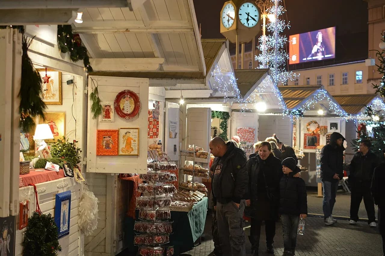 Advent market stalls lit up at night in central Zagreb | BudgetBro  