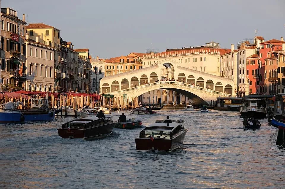 Boats on the Grand Canal by the Rialto Bridge in Venice | BudgetBro