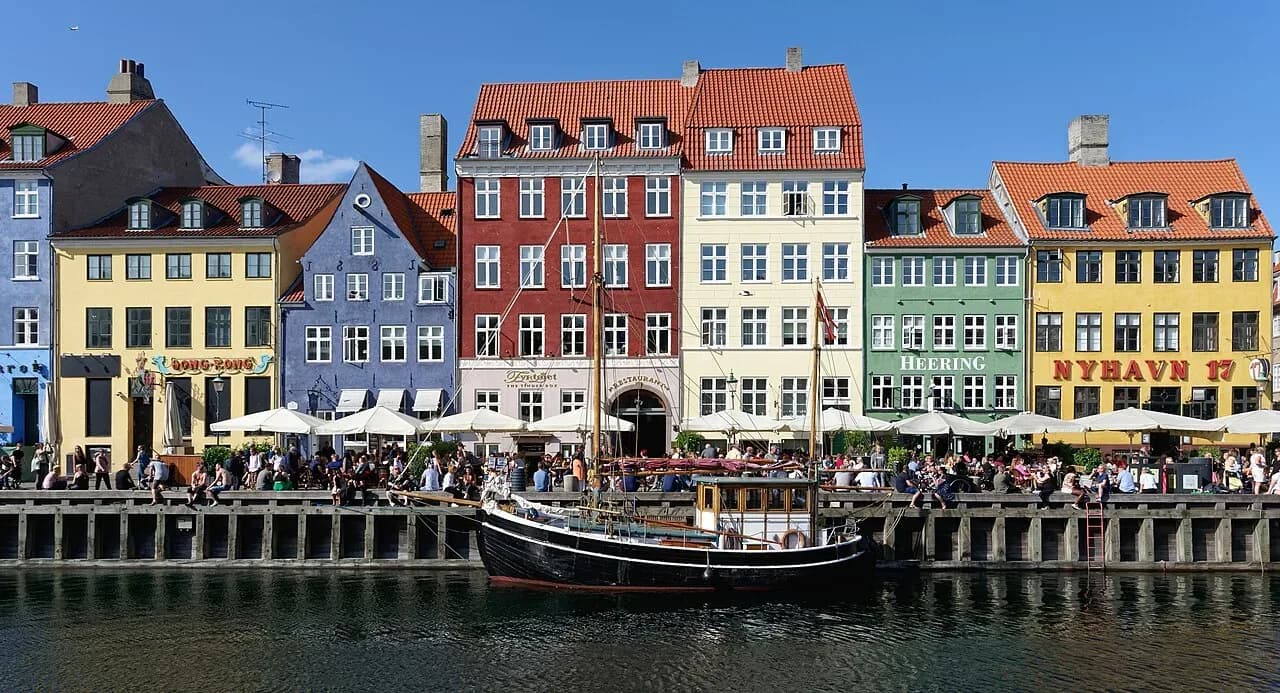 Colourful houses and boats along Nyhavn harbour in Copenhagen | BudgetBro 