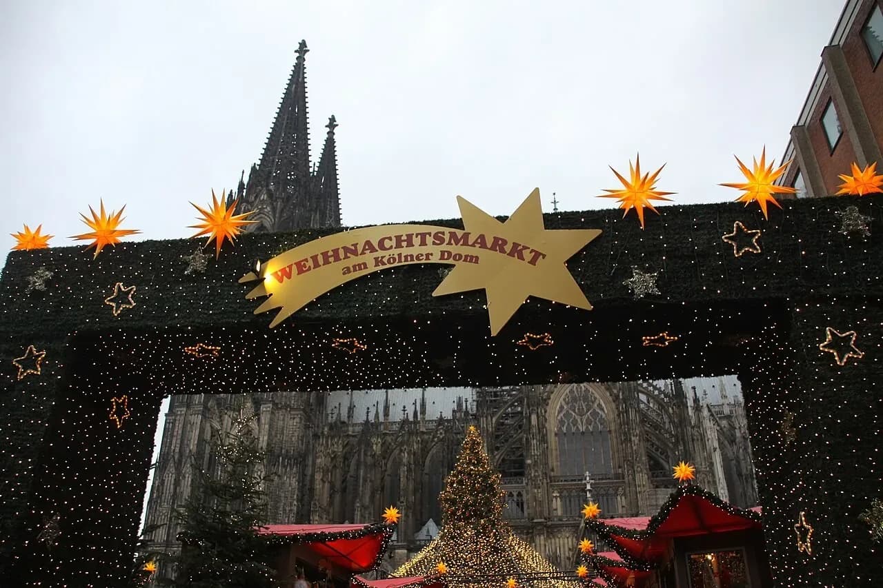 Entrance arch of the Christmas market at Cologne Cathedral | BudgetBro