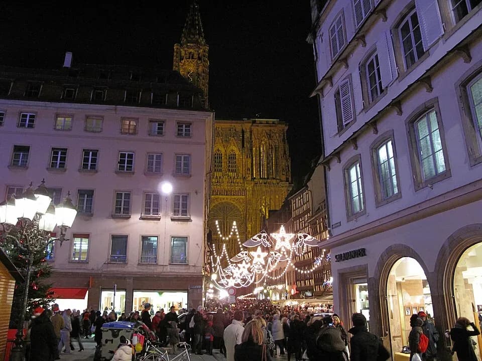 Strasbourg Cathedral above the Christmas market. | BudgetBro