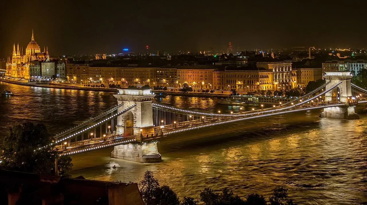 Széchenyi Chain Bridge over the Danube in Budapest at night | BudgetBro