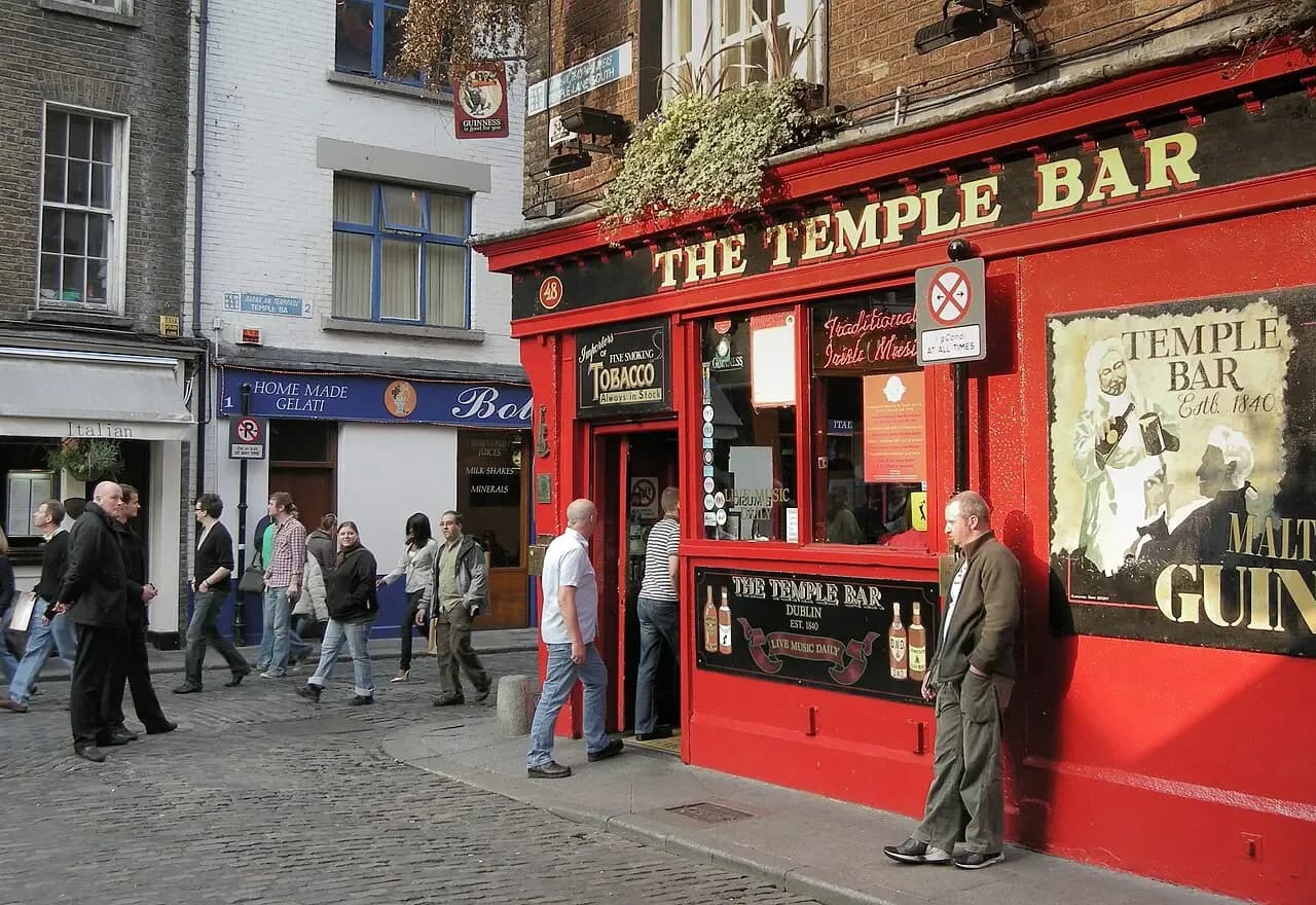 The red front of The Temple Bar pub in Dublin | BudgetBro 
