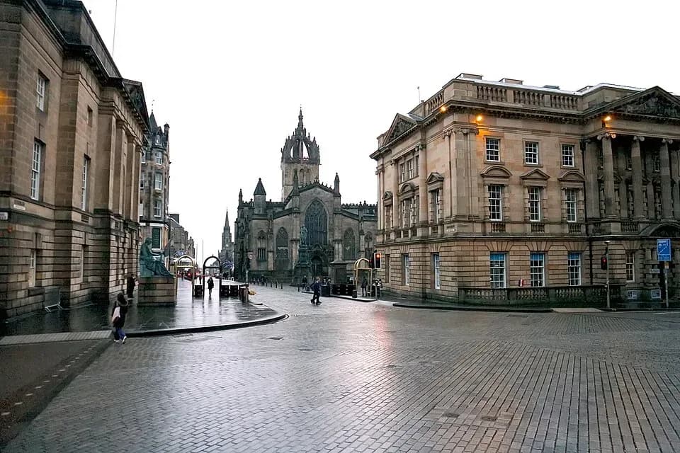 The Royal Mile in Edinburgh with St Giles' Cathedral | BudgetBro