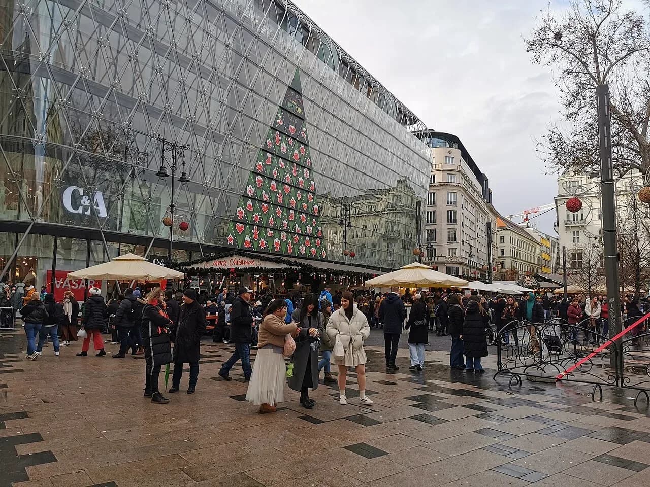 Vörösmarty Square Christmas market in Budapest by day | BudgetBro