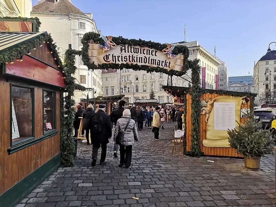 Altwiener Christkindlmarkt on the Freyung, Vienna. Photo: Palickap, CC BY-SA 4.0, Wikimedia Commons. | BudgetBro