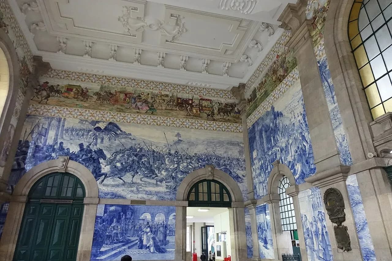 Blue and white azulejo tiles in the main hall of São Bento station, Porto | BudgetBro