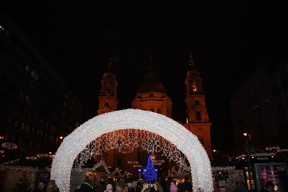 Christmas market in front of St Stephen's Basilica, Budapest. Photo: Karl Gruber, CC BY-SA 3.0 at, Wikimedia Commons. | BudgetBro