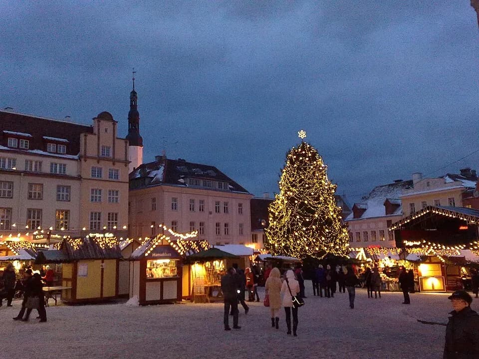 Christmas market stalls and the tree on Town Hall Square in Tallinn | BudgetBro