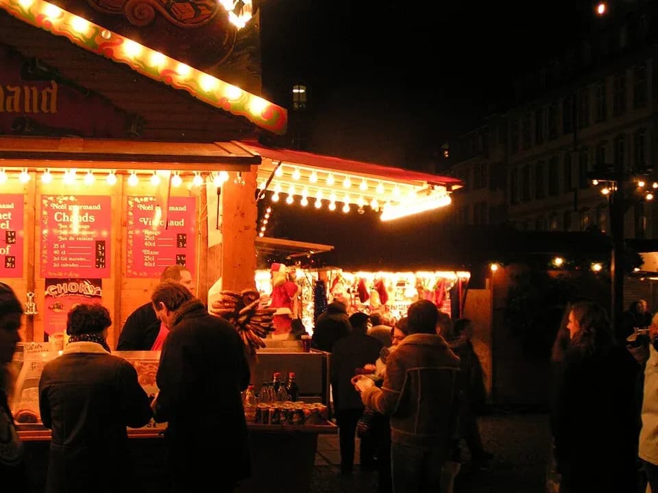 Christmas market stalls by Strasbourg Cathedral. Photo: Corradox, CC BY-SA 3.0, Wikimedia Commons. | BudgetBro
