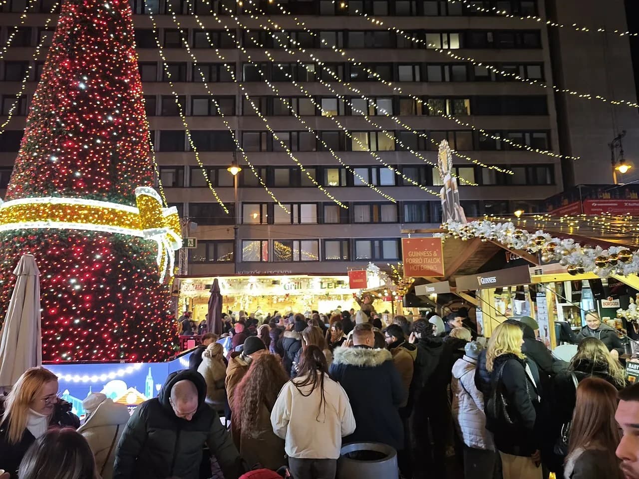 Christmas tree and stalls at the Basilica Christmas market in Budapest | BudgetBro