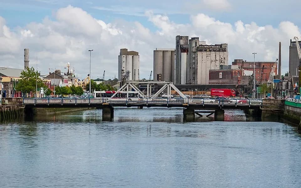 Cork's River Lee and Brian Boru Bridge. Photo: JoachimKohler-HB, CC BY-SA 4.0, Wikimedia Commons. | BudgetBro