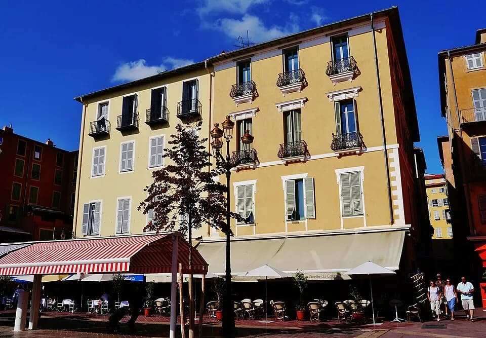 Cours Saleya in Vieux Nice. Photo: Zairon, CC BY-SA 4.0, Wikimedia Commons. | BudgetBro