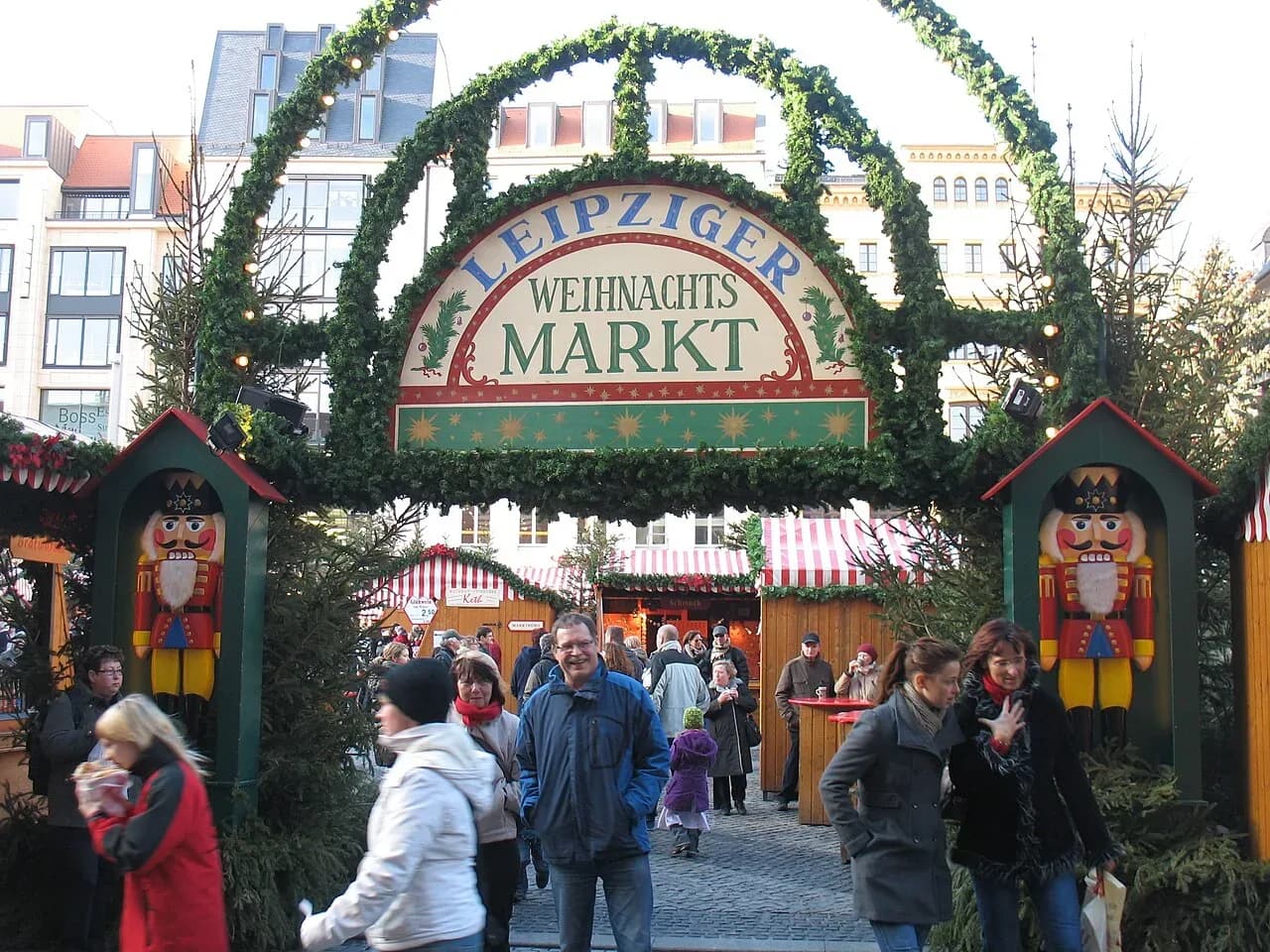 Entrance arch of the Leipzig Christmas market on the Markt | BudgetBro