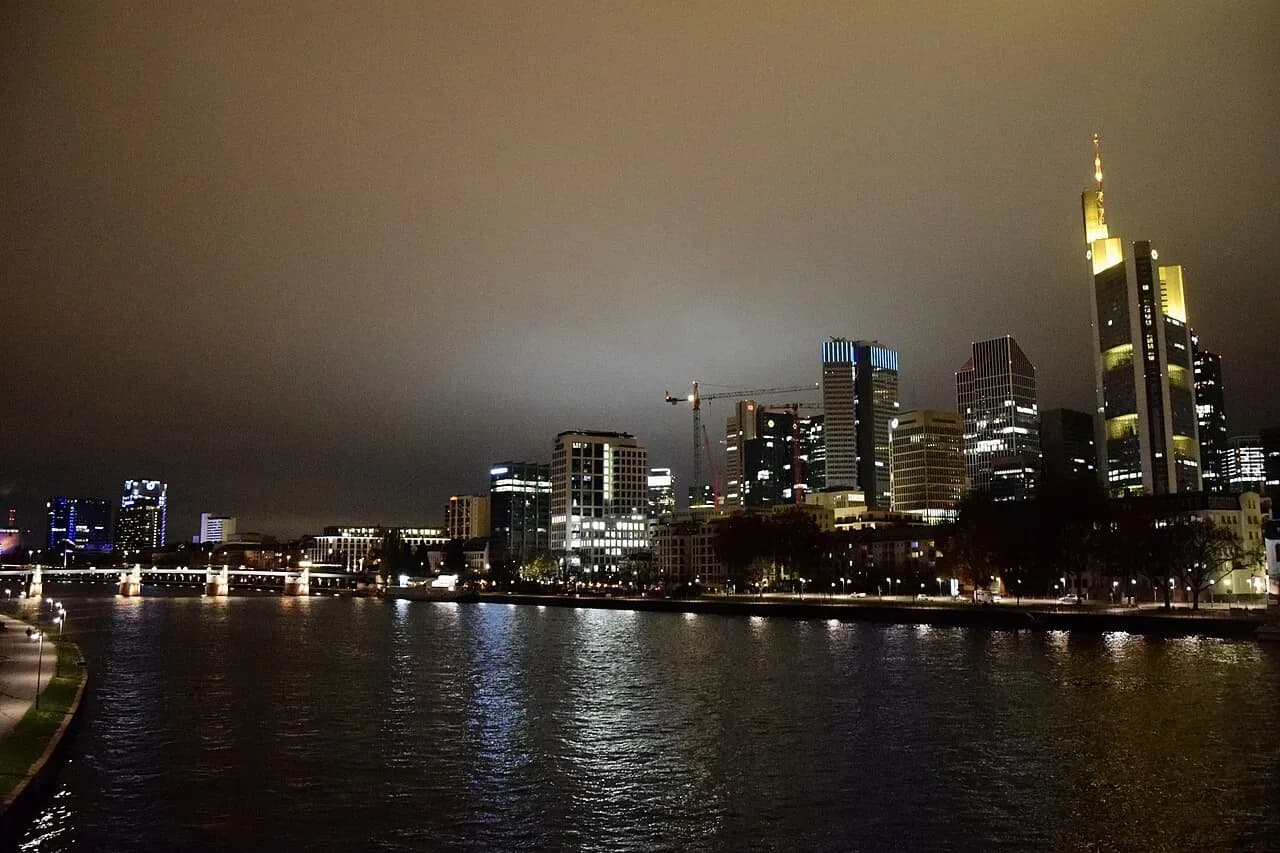 Frankfurt skyline at night from the Eiserner Steg footbridge over the Main | BudgetBro