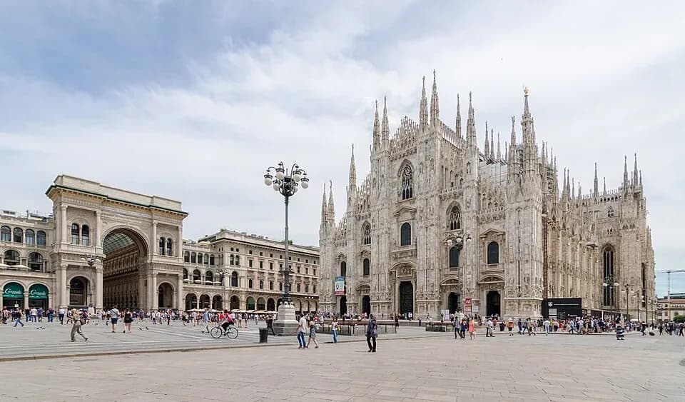 Milan Cathedral on Piazza del Duomo. Photo: Steffen Schmitz, CC BY-SA 4.0, Wikimedia Commons. | BudgetBro