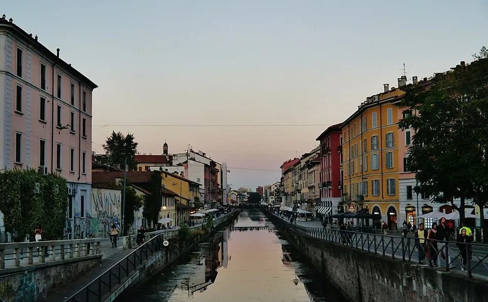 Naviglio Grande in Milan in the evening. Photo: Zairon, CC BY-SA 4.0, Wikimedia Commons. | BudgetBro