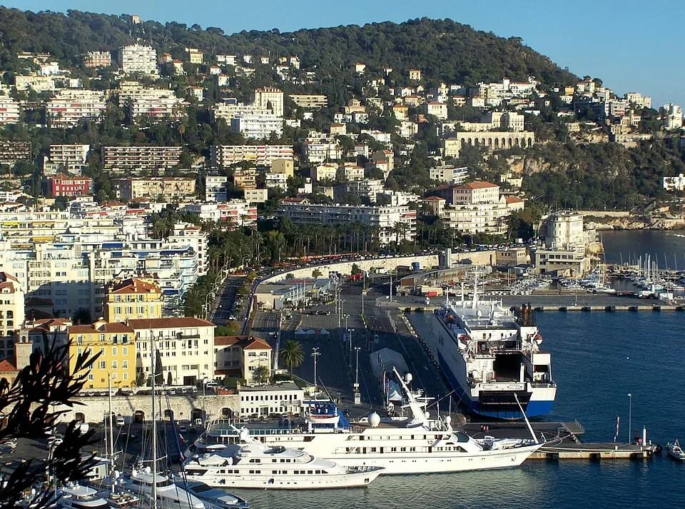 Nice's port from the Colline du Château. Photo: Florian Pépellin, CC BY-SA 4.0, Wikimedia Commons. | BudgetBro