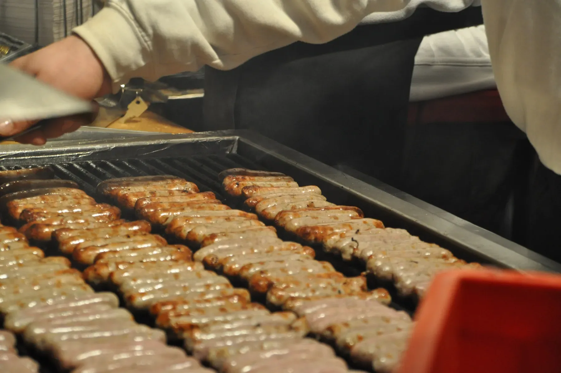 Nürnberger Rostbratwurst, the small Nuremberg sausages, lined up on a grill | BudgetBro