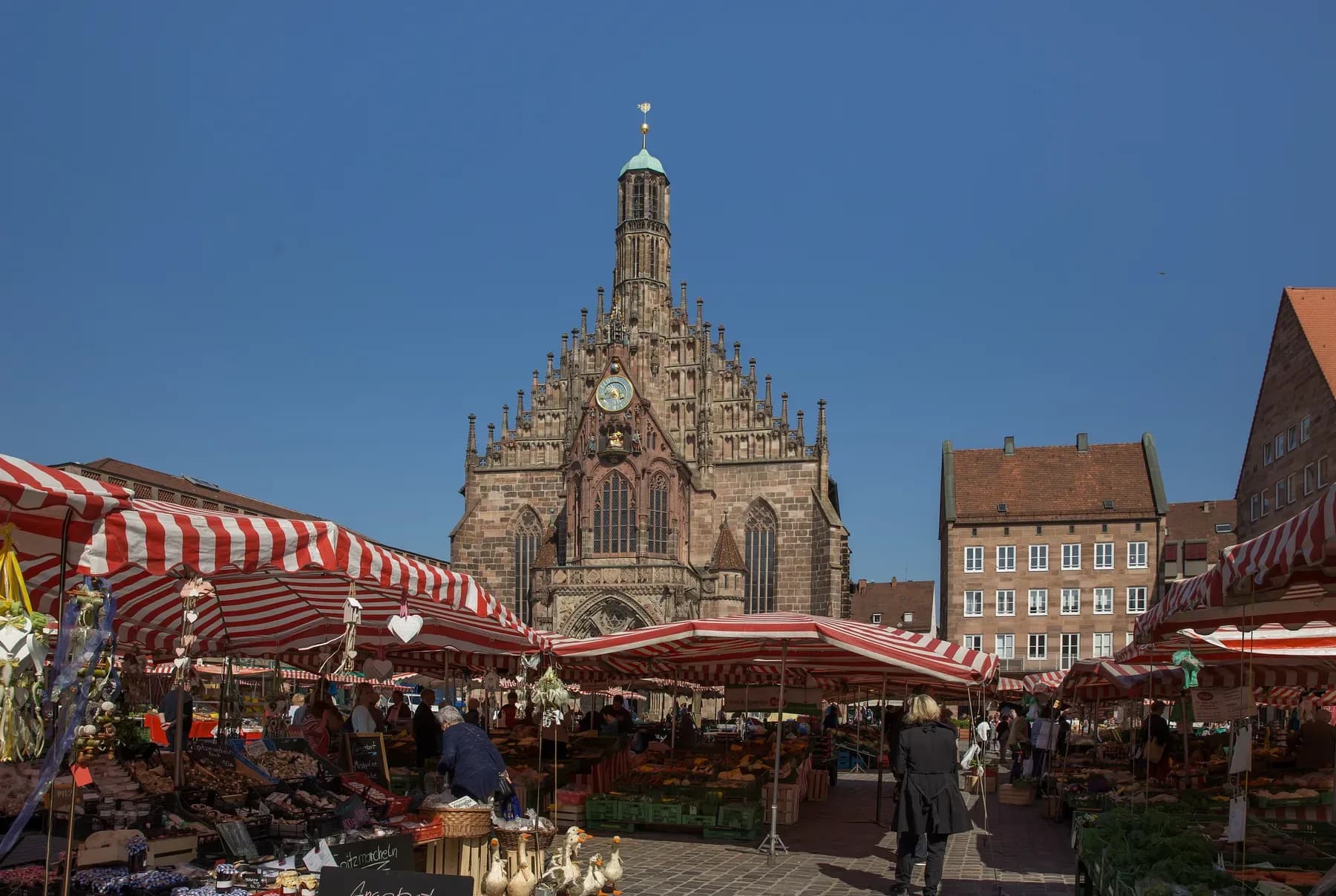 Nuremberg Hauptmarkt with red and white market stalls in front of the Frauenkirche | BudgetBro