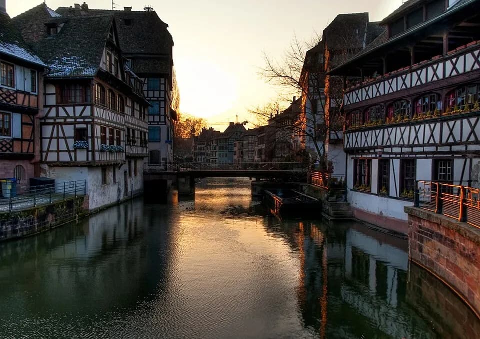 Petite France, Strasbourg, at sunset. Photo: stephane martin from paris, france, CC BY-SA 2.0, Wikimedia Commons. | BudgetBro