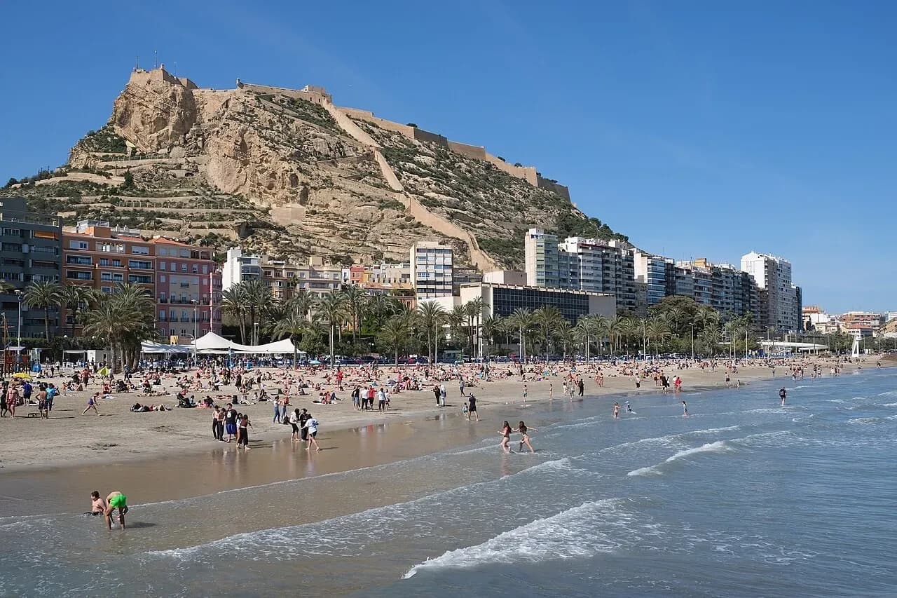 Playa del Postiguet in Alicante with Santa Bárbara castle on the hill behind | BudgetBro