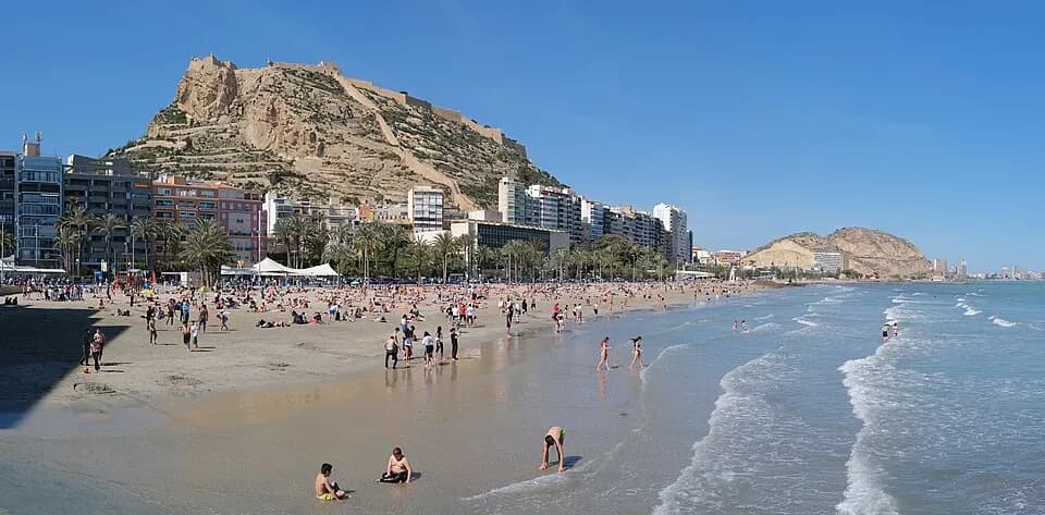 Postiguet beach, Alicante. Photo: kallerna, CC BY-SA 4.0, Wikimedia Commons. | BudgetBro