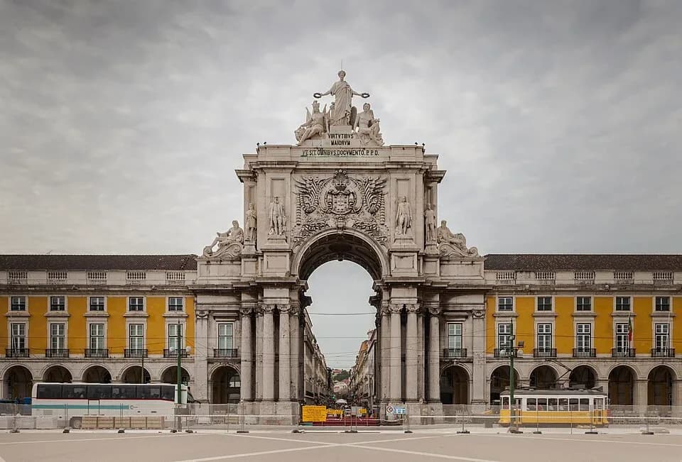 Praça do Comércio and the Rua Augusta arch, Lisbon. Photo: Diego Delso, CC BY-SA 3.0, Wikimedia Commons. | BudgetBro