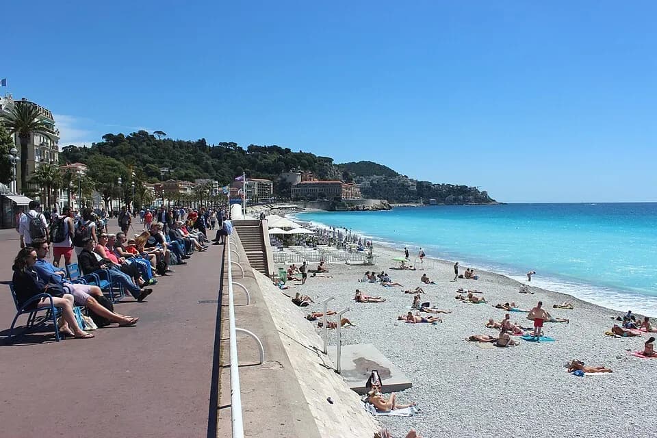 Promenade des Anglais, Nice. Photo: Uhooep, CC BY-SA 4.0, Wikimedia Commons. | BudgetBro