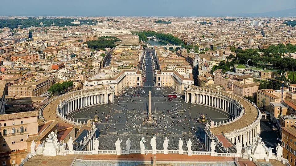 St Peter's Square, Vatican City. Photo: Diliff, CC BY-SA 3.0, Wikimedia Commons. | BudgetBro