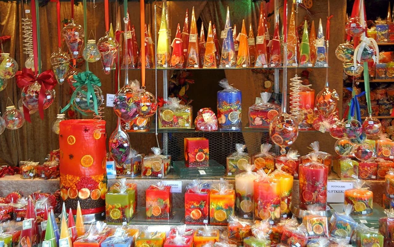 Stall full of glass Christmas decorations at the Vienna Christmas market | BudgetBro