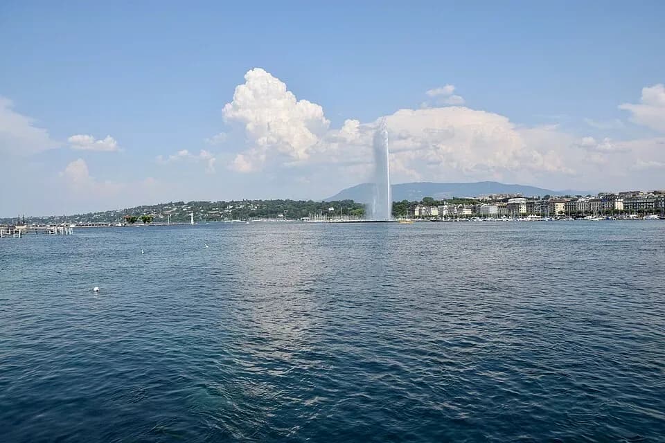 The Jet d'Eau on Lake Geneva. Photo: Ank Kumar, CC BY-SA 4.0, Wikimedia Commons. | BudgetBro