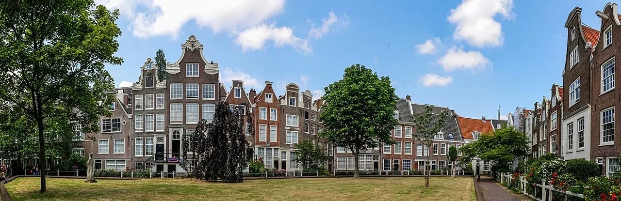 The quiet Begijnhof courtyard and its old houses in central Amsterdam | BudgetBro