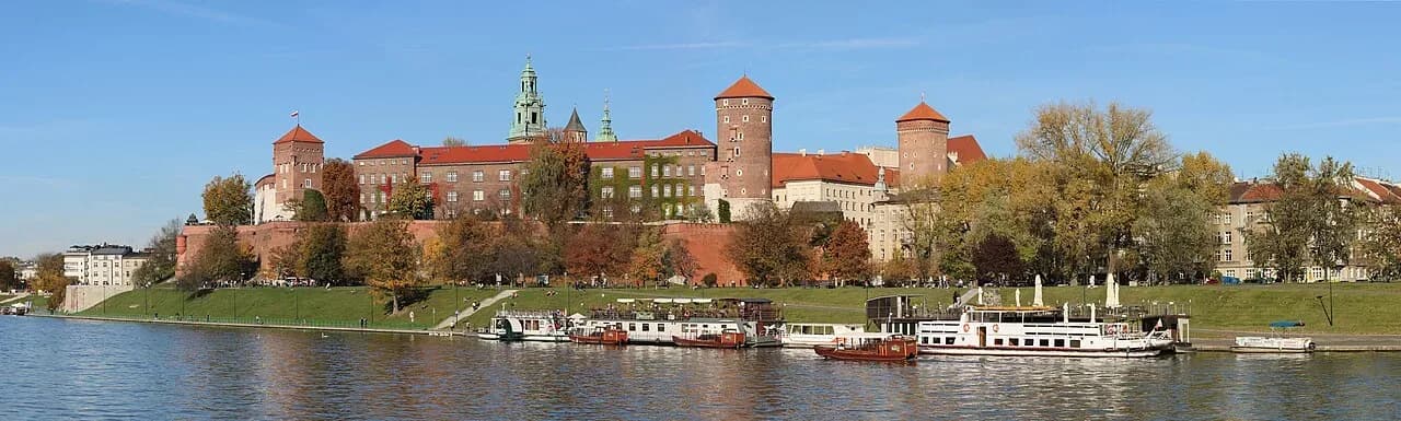 Wawel Castle above the Vistula river in Kraków | BudgetBro
