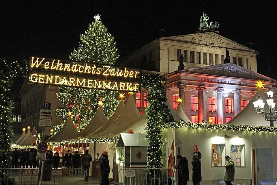 WeihnachtsZauber Christmas market on Gendarmenmarkt, Berlin. Photo: Andreas Trojak, CC BY 2.0, Wikimedia Commons. | BudgetBro